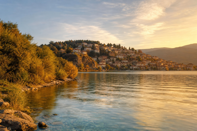 Ohrid, la ciudad de Macedonia del Norte que vive entre iglesias, colinas y un lago milenario