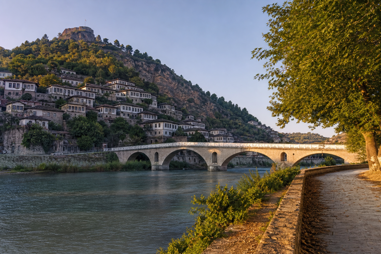 Berat, la ciudad albanesa de las ventanas que trepan por la colina